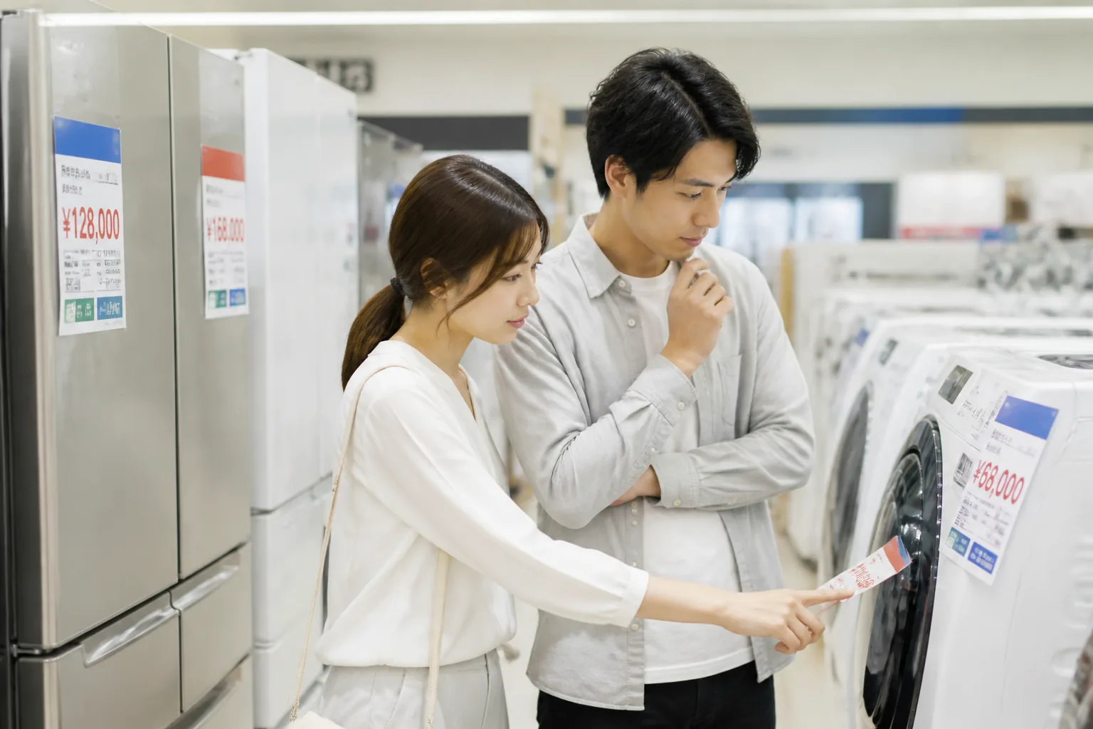 家電量販店で比較検討する様子